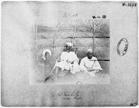 Samballa et sa famille devant la case, photographie d'archive de la Bibliothèque nationale de France
